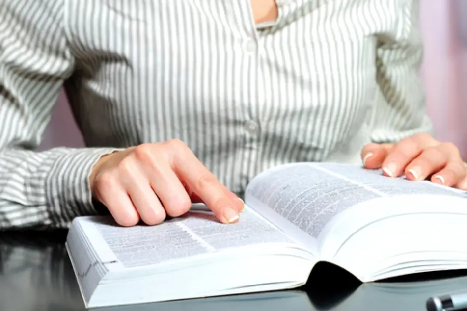 Una mujer leyendo un libro