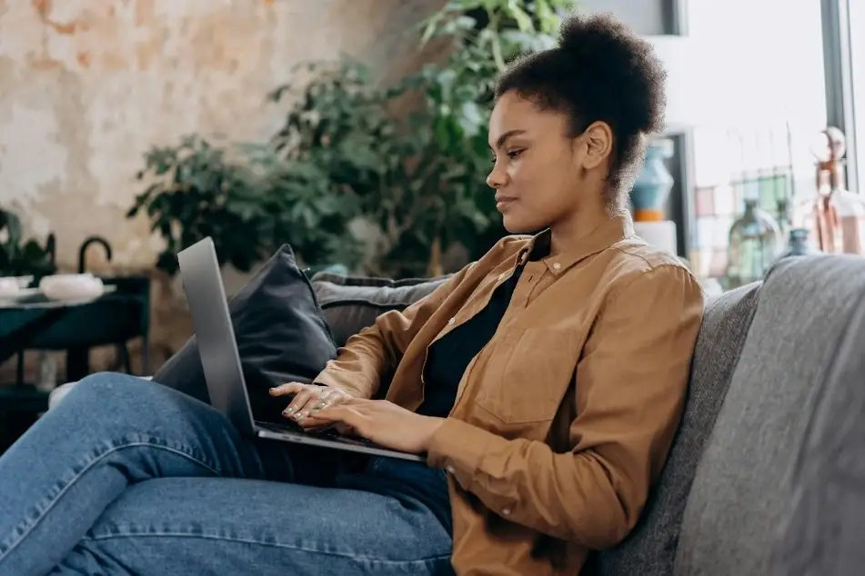 Mujer trabajando en una laptop