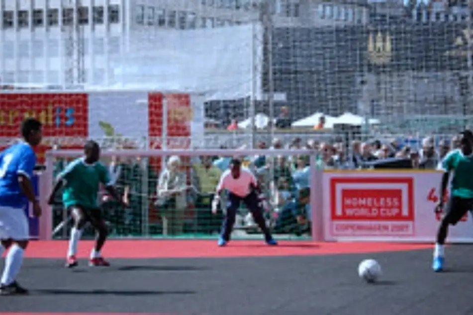 Unas personas jugando un partido de indorfútbol
