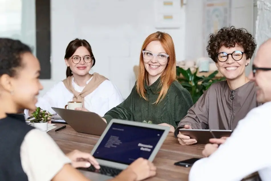 Grupo de personas sentadas en una oficina trabajando juntas