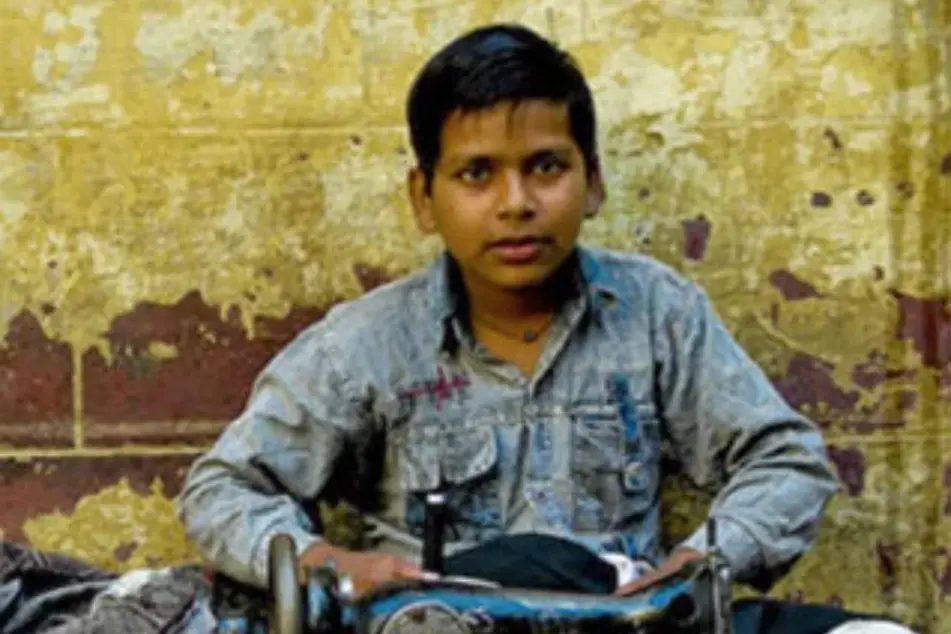 Un niño cosiendo con una máquina de coser
