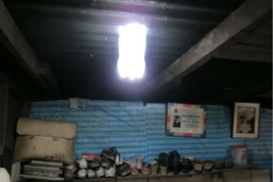 Un cuarto humilde y una bombilla de luz hecha con una botella plástica