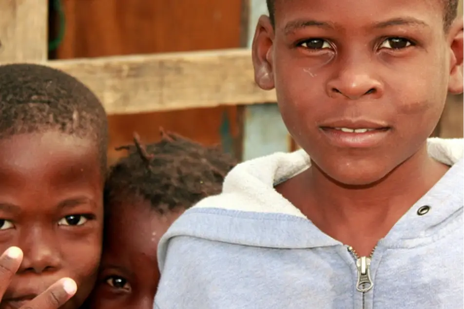 Tres niños mirando a cámara sonreídos