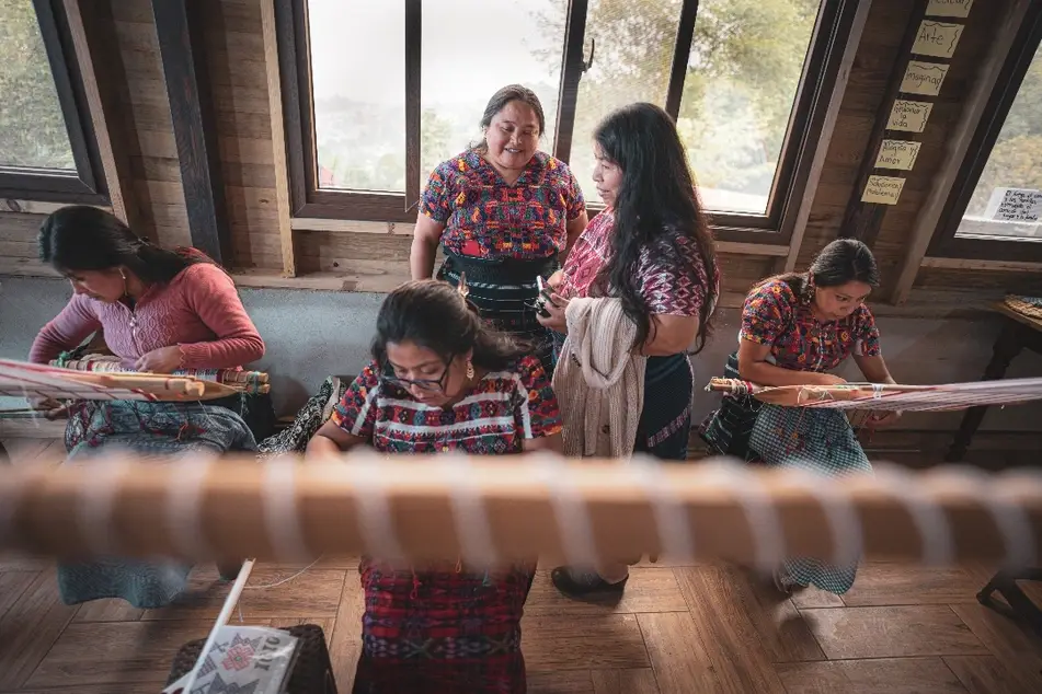 Mujeres guatemaltecas tejiendo.