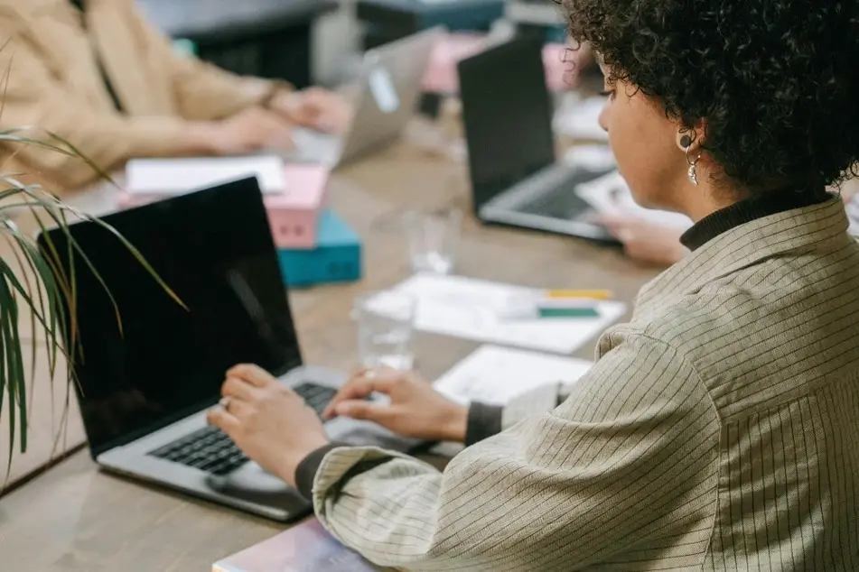 Mulher em um escritório trabalhando com um computador