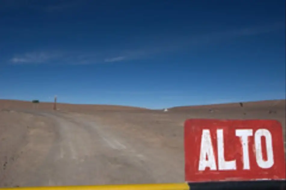 Un letrero que dice Alto en una zona desértica