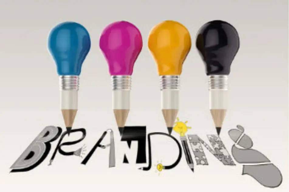 Varias bombillas de colores sobre la palabra "brands"(marcas)