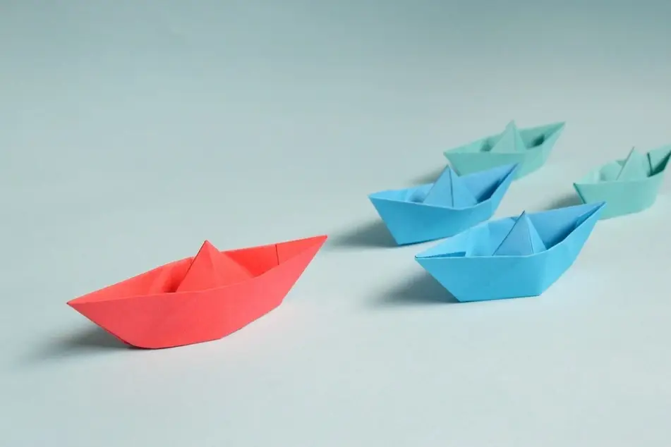 barcos de papel de colores