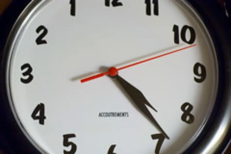Un reloj con las horas al revés