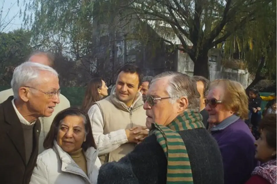 Varias personas mayores conversando