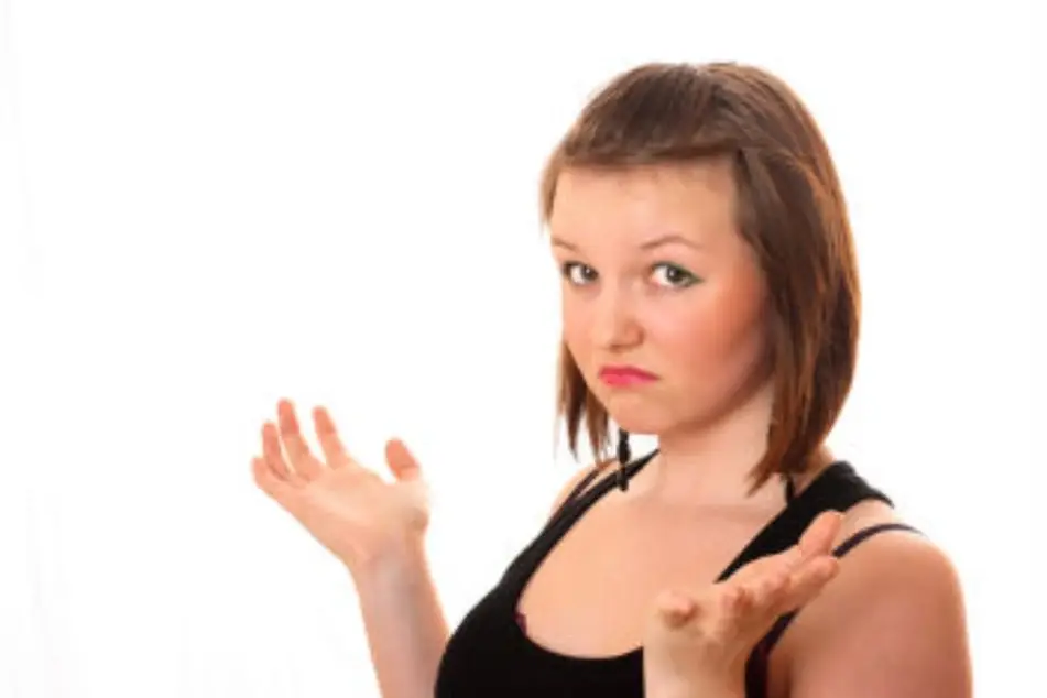 Una chica con cara de cuestionamiento