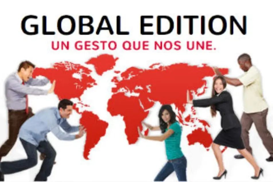 Varias personas empujando partes de un mapa como uniéndolo