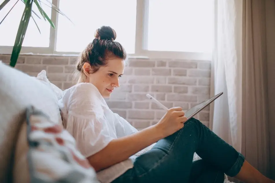 Mujer usando una tablet