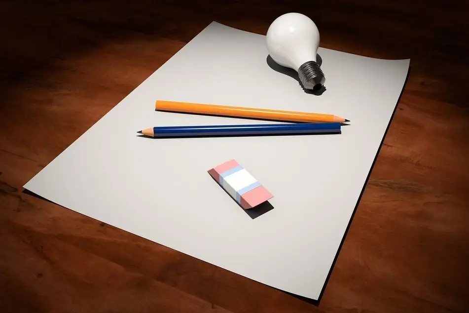papel en blanco con una bombilla sobre él