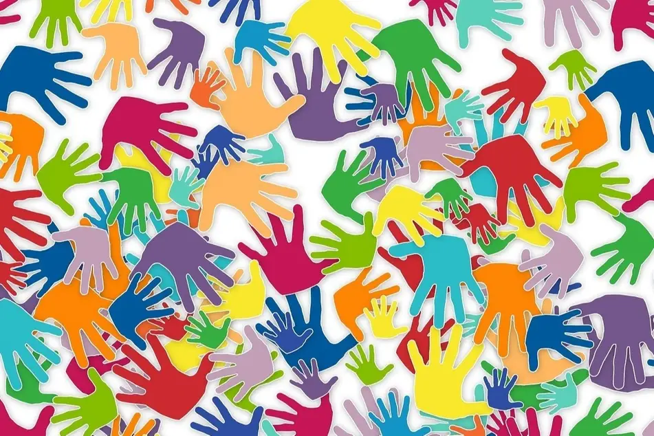 ilustración con muchas manos de colores