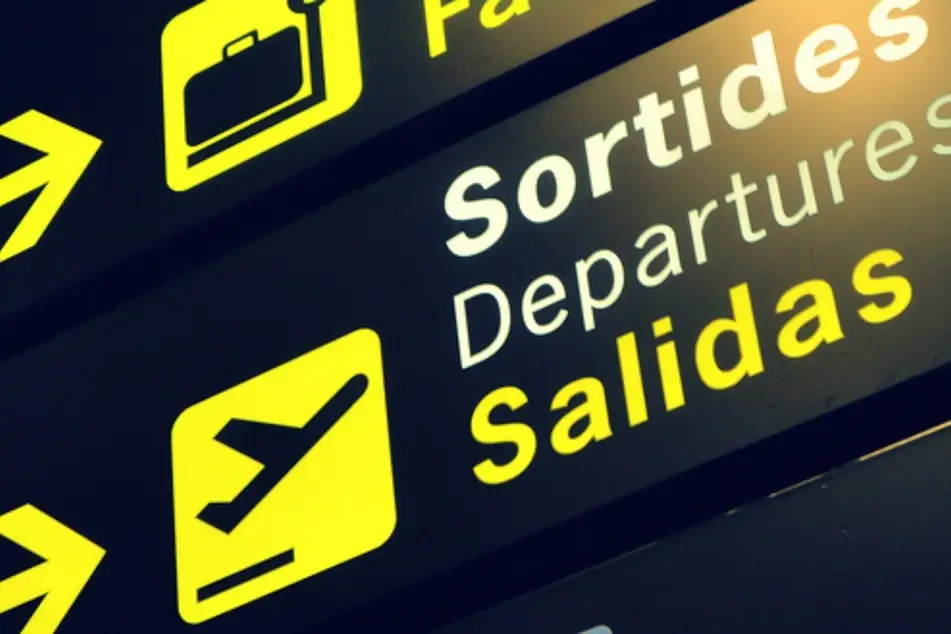 Foto de un letrero de salida de vuelos en un aeropuerto