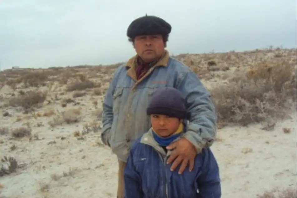 Padre e hijo carenciados mirando a cámara