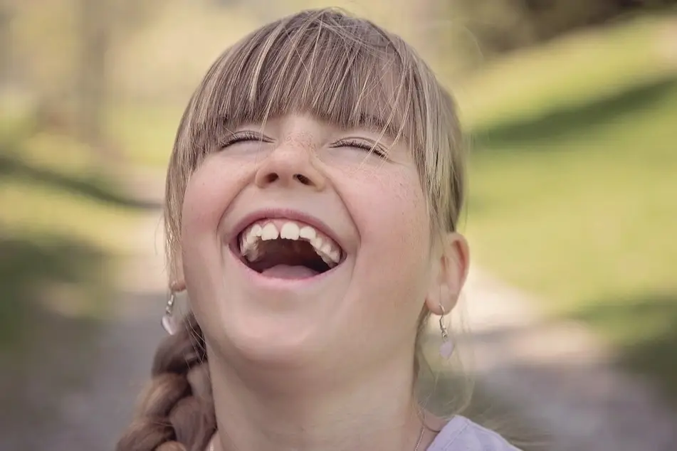niña riendo