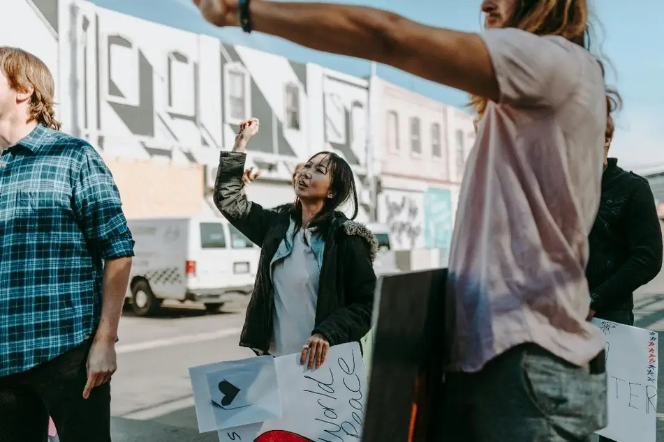 Grupo de personas manifestándose en la calla
