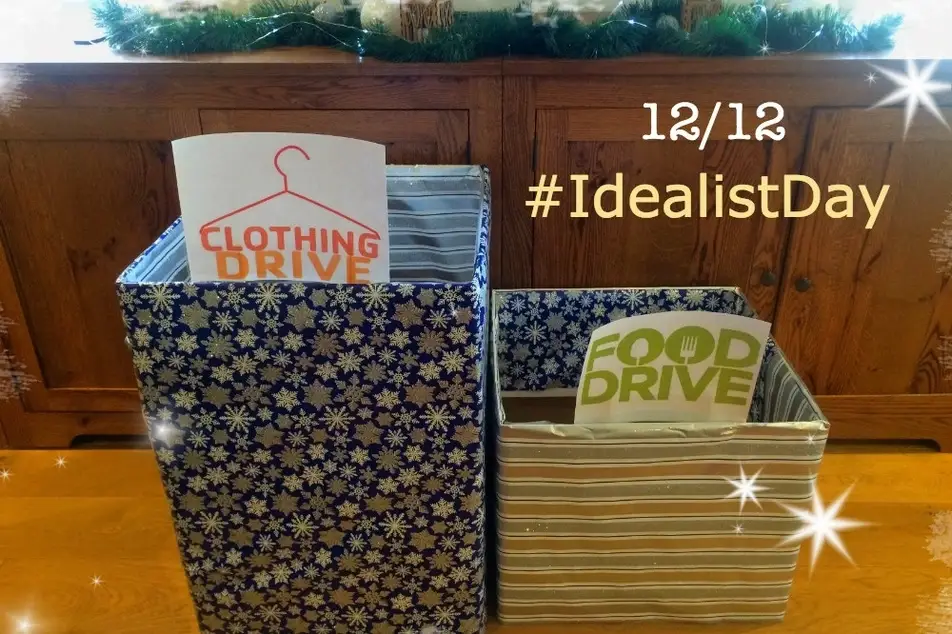 Foto de dos cajas para recibir donaciones durante el Idealist Day