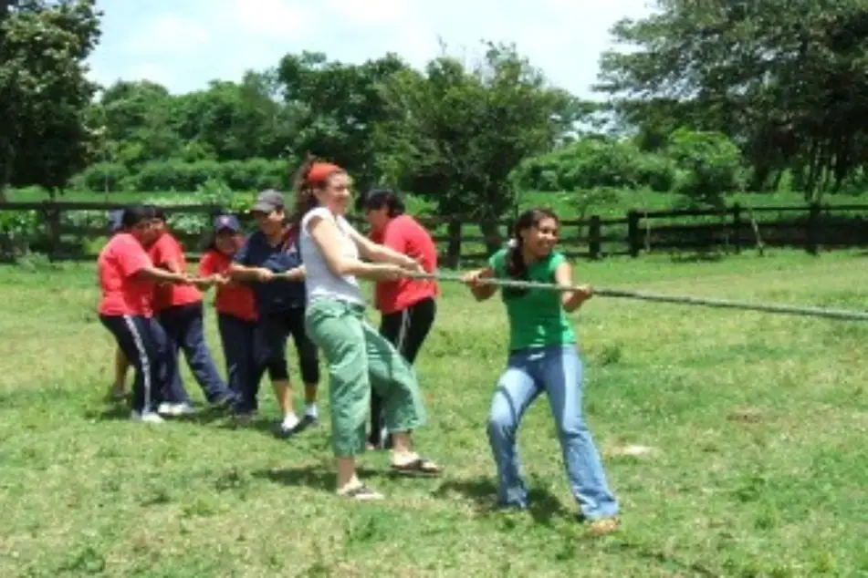Grupo de personas tirando de una soga en una actividad grupal