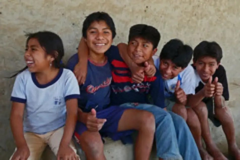 Varios niños sonreídos