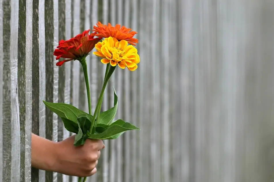 mano con ramo de flores