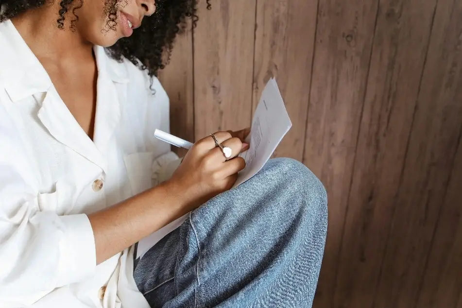 Mujer tomando notas en un papel