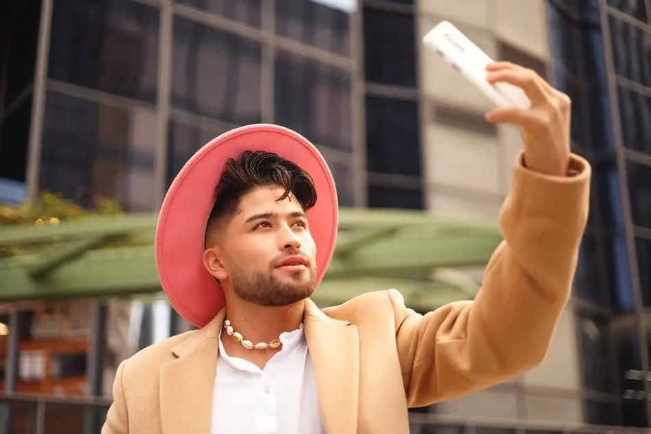 Hombre hispano tomándose una selfie