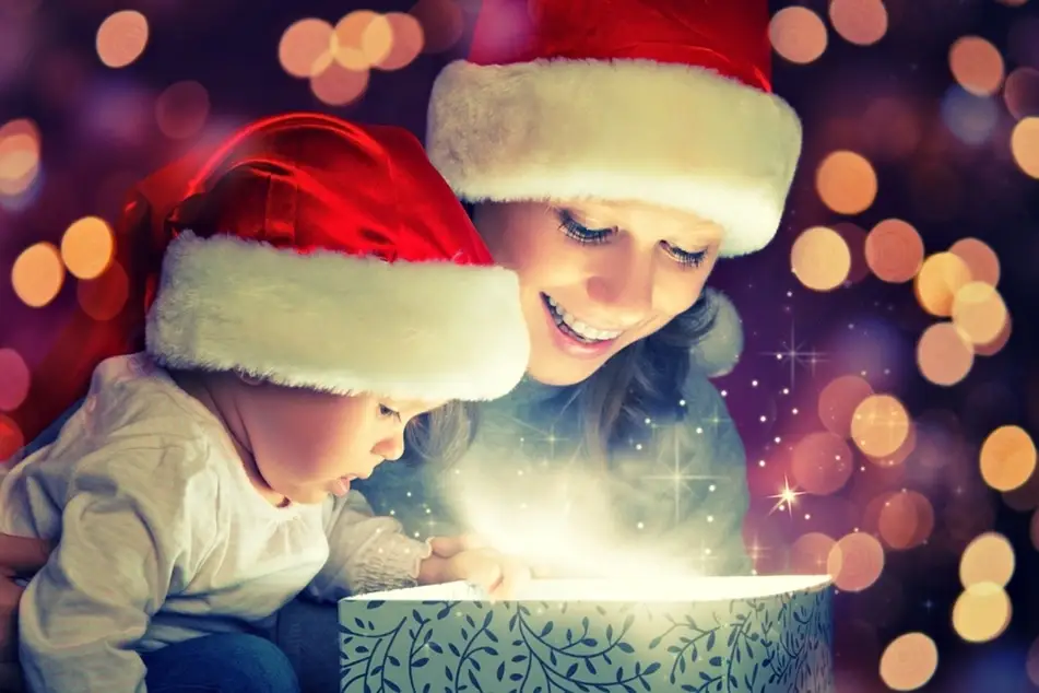 Una mamá y un bebé con gorros navideños