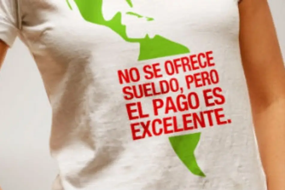 Una camiseta que dice No se ofrece sueldo, pero el pago es excelente