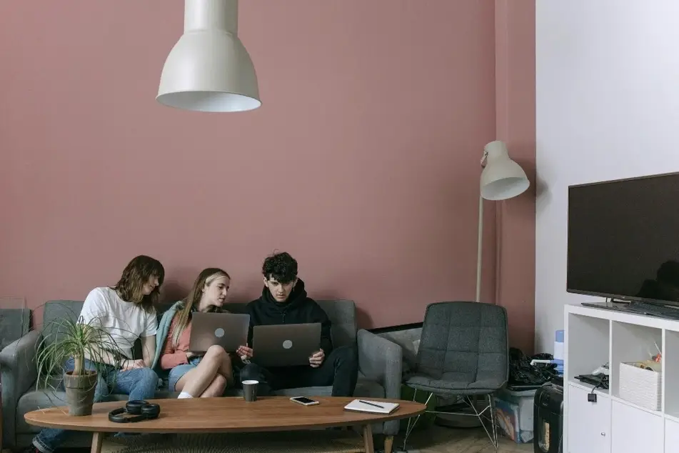 Grupo de personas jóvenes trabajando juntas con laptops