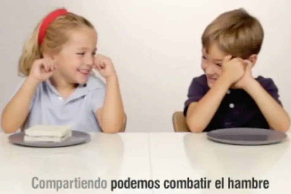 Dos niños comiendo y riendo