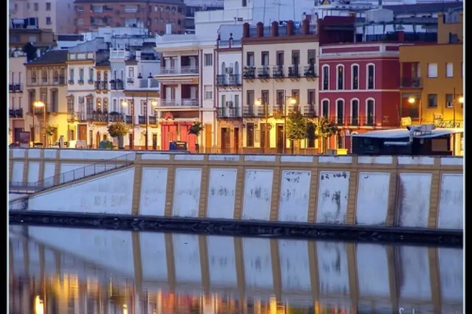 Una foto de un espacio urbano de una ciudad
