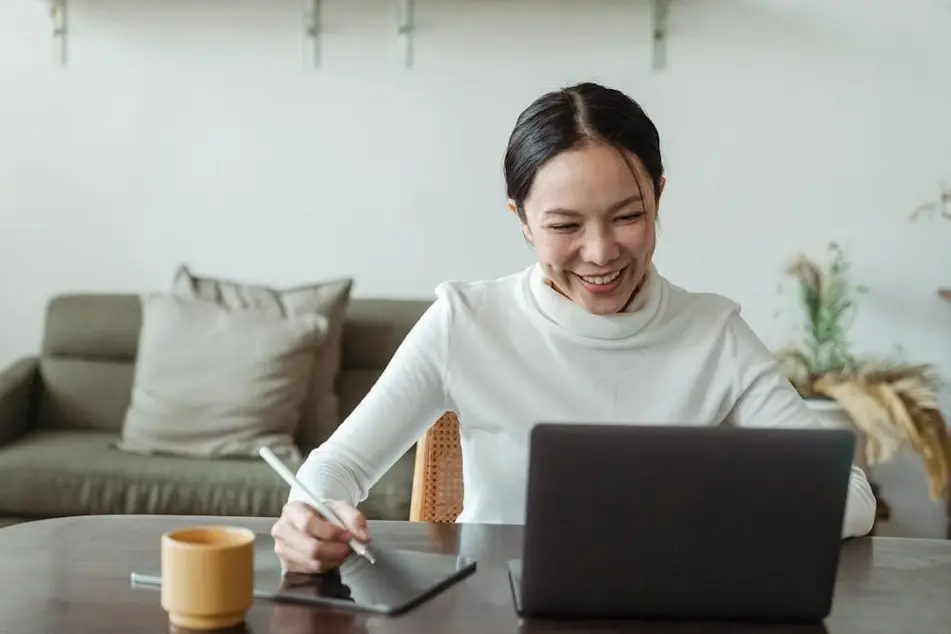 Mujer teletrabajando teniendo una videollamada