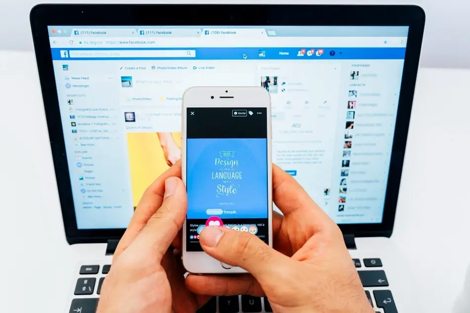 Persona manejando redes sociales.