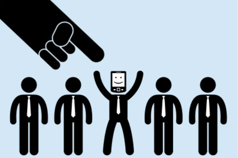 Ilustración de íconos de varias personas iguales y una que se destaca del resto y está sonreída.