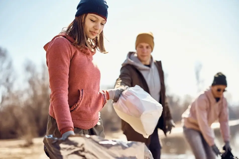 Personas haciendo voluntariado.