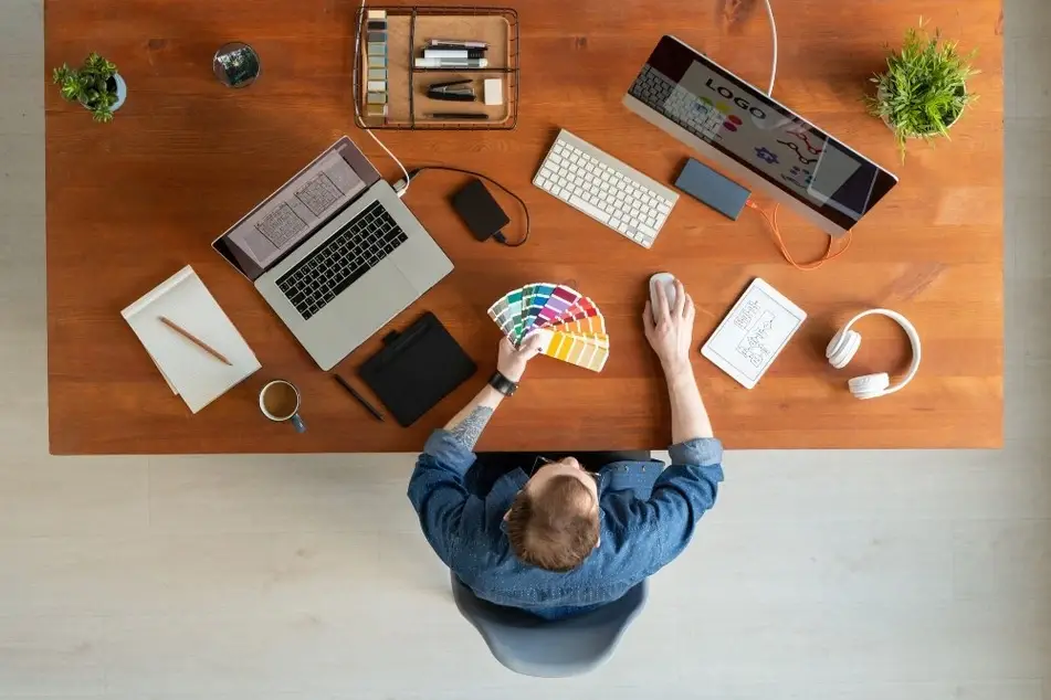 Una persona trabaja en la identidad visual de una empresa.