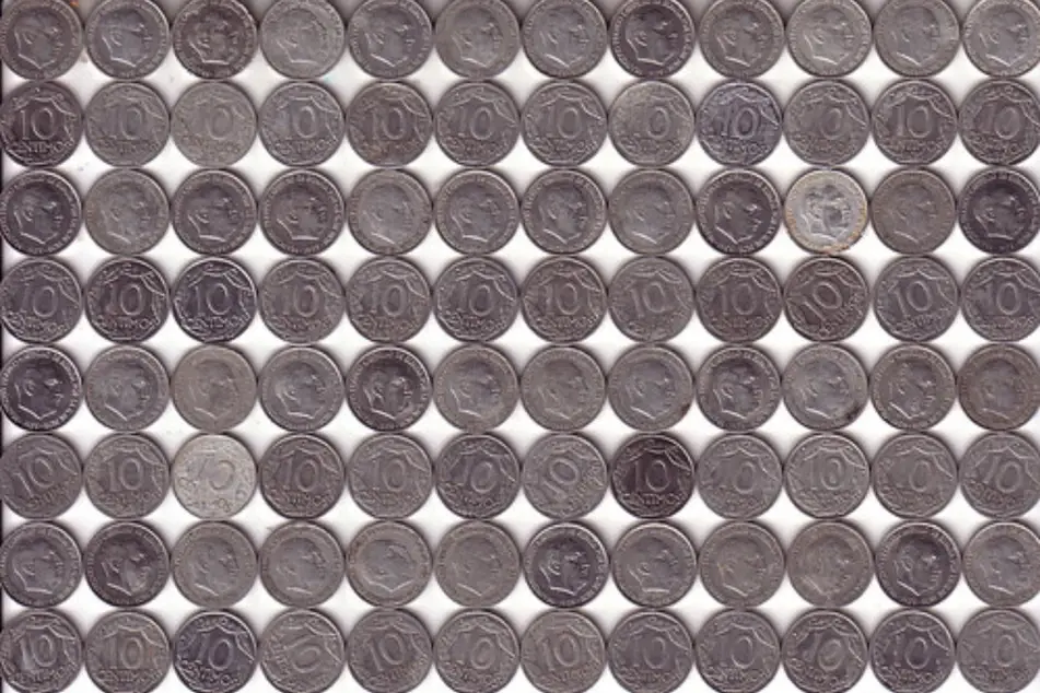 Varias monedas alineadas