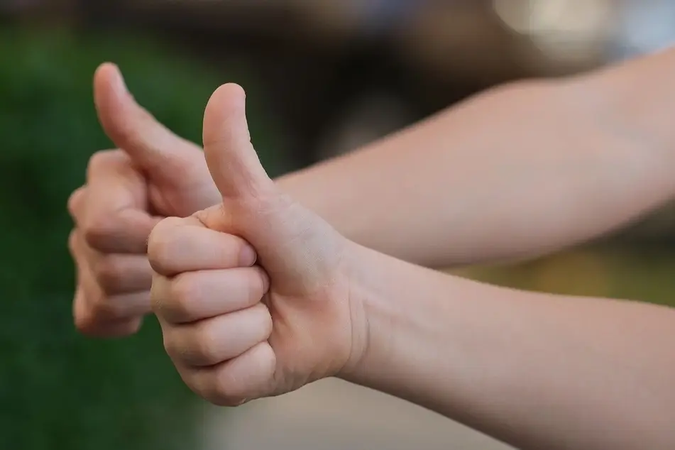 Manos con el pulgar levantado