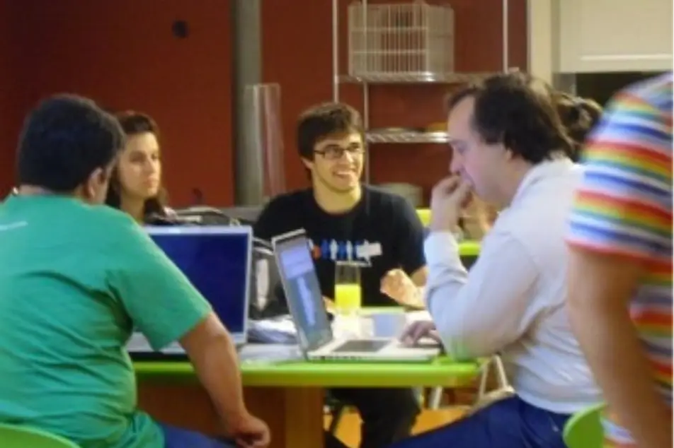 Un grupo de personas trabajando en sus laptops