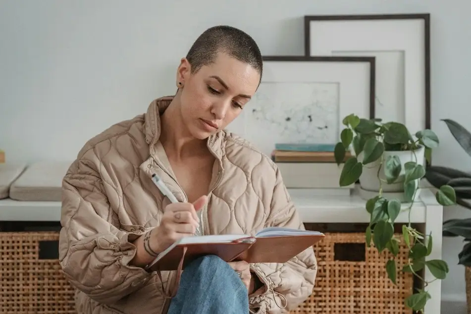 Mujer tomando notas en una libreta