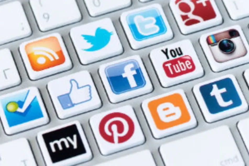 Un teclado en el que cada tecla tiene el ícono de una red social