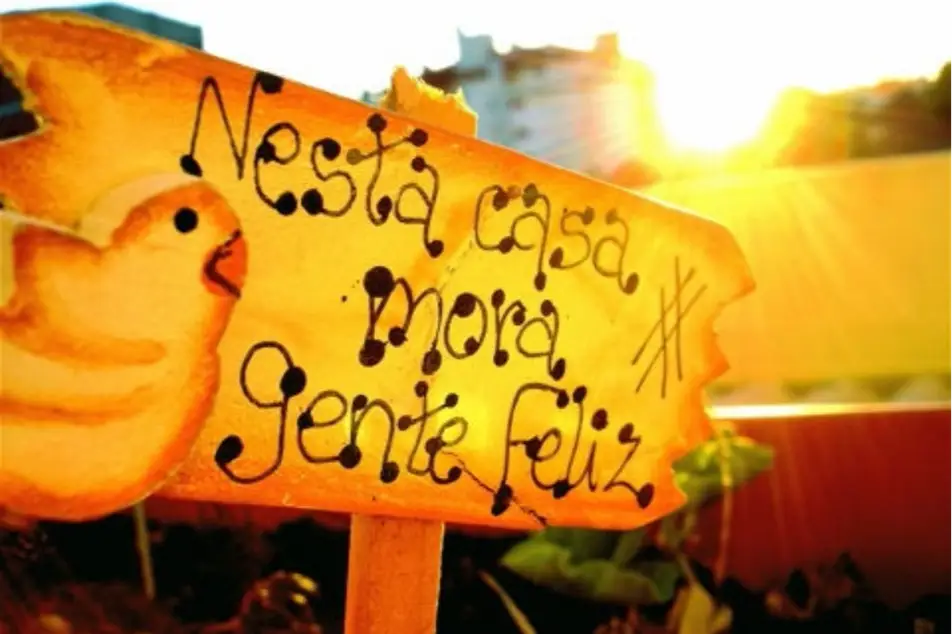 Letrero que dice En esta casa vive gente feliz
