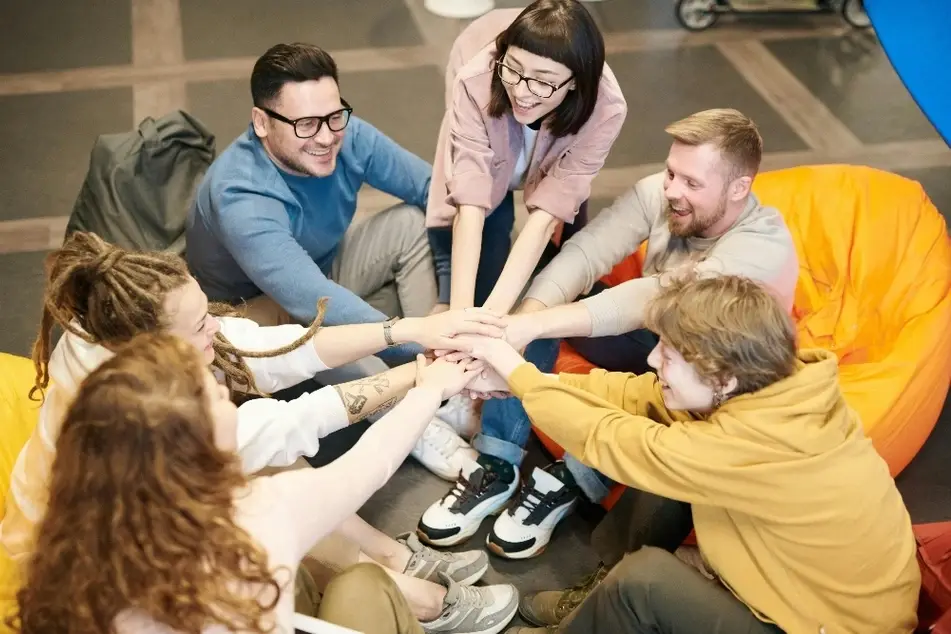 Grupo de personas tomadas de la mano