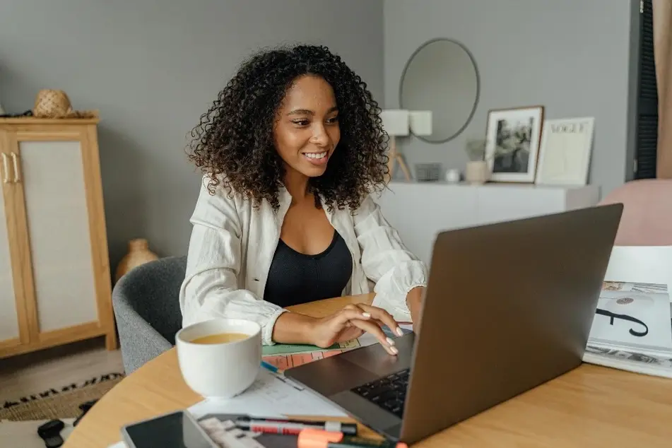 Mujer escribiendo en una computadora
