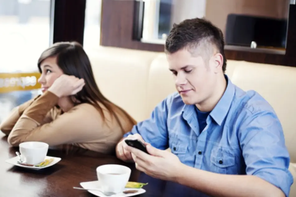 Una pareja en la que la chica está aburrida porque él está en el celular