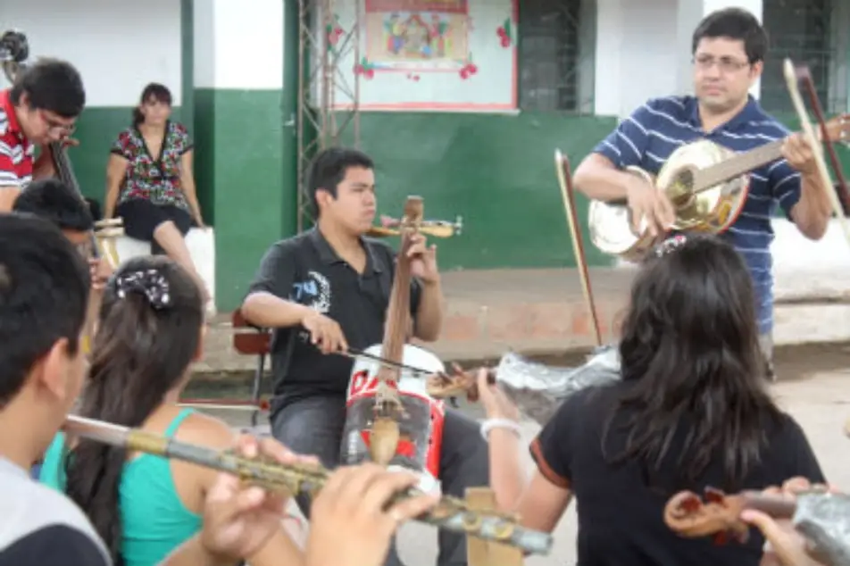 Un profesor de música enseñando a sus estudiantes