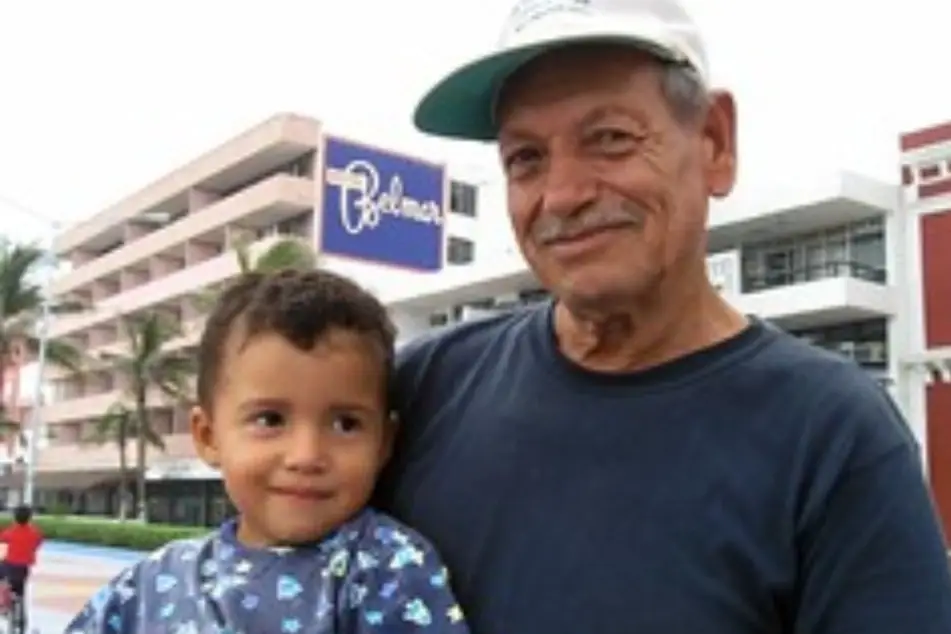 Una persona mayor cargando a un niño
